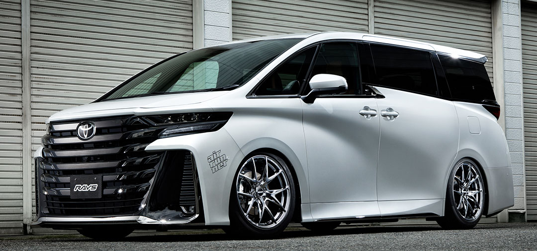 RAYSのアルミホイール「2X9 JET BLACK EDITIONⅡ」を装着したトヨタアルファード。